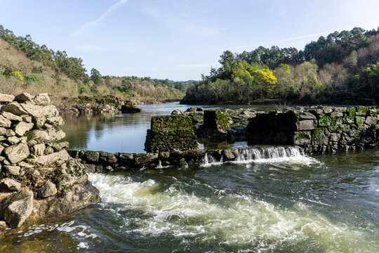 Paisaje del r&iacute;o Mi&ntilde;o cerca del pueblo de Arbo. La construcci&oacute;n es una pesqueira para la pesca de la lamprea. Pontevedra, Galicia, Espa&ntilde;a.