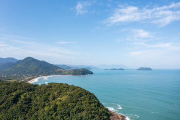 Fototapeta na wymiar praia da jurema vista por cima, litoral norte de São Paulo, São Sebastião, Brasil. Paisagem que remete a férias, verão e viagem. 