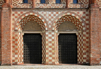 Fototapeta na wymiar i portali centrali della chiesa di San Francesco maggiore a Pavia