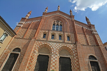 la facciata della chiesa di San Francesco maggiore a Pavia