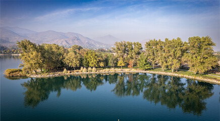 Obraz premium Autumn tree reflection