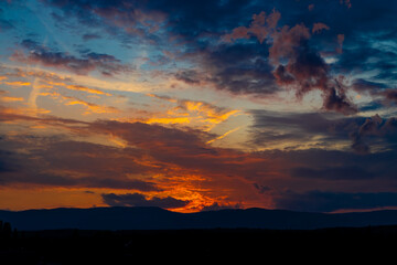 Obraz premium Red sun and blue cloudy skies