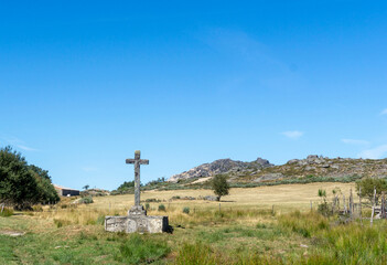 Paisaje de montaña con una gran cruz de piedra (cruceiro). Chandrexa de Queixa, Ourense, España.