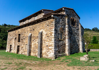 Fototapeta na wymiar Iglesia prerrománica de San Pedro de Nora (siglo IX). Asturias, España.