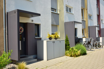 Moderner Eingangsbereich in einem neu gebauten Wohnhaus