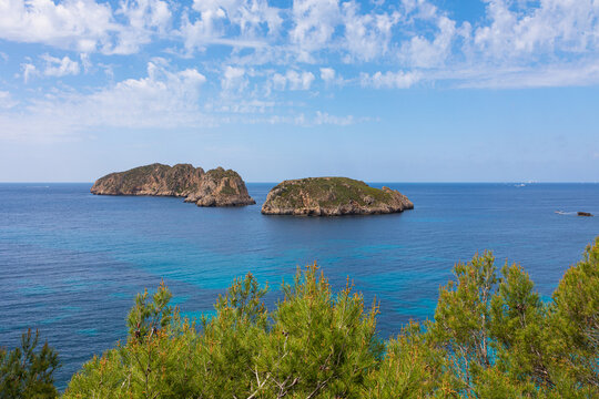 Islas Malgrats, un peque&ntilde;os archipi&eacute;lago de islotes que constituyen una reserva marina en la costa de Calvi&agrave; de la isla de Mallorca.