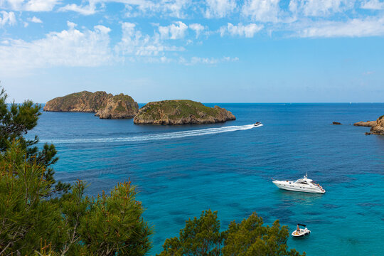 Barcos y yates junto a las Islas Malgrats, un peque&ntilde;os archipi&eacute;lago de islotes que constituyen una reserva marina en la costa de Calvi&agrave; de la isla de Mallorca.
