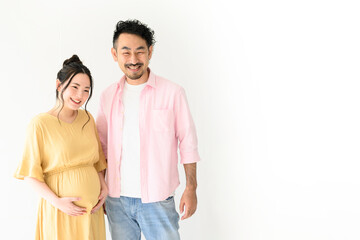 Fototapeta premium 髭と美しい妊娠中の女性のカップル