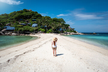 Turista disfrutando de playa paradisíaca, en isla Nang Yuan, Tailandia