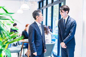 部下を叱責する上司