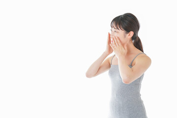ビューティーケアをする若い女性