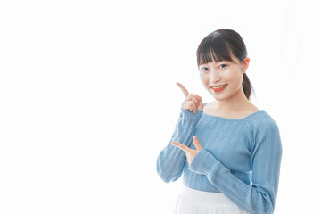 重要な事柄を指差す若い女性