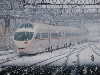 雪のなかをゆくロマンスカー