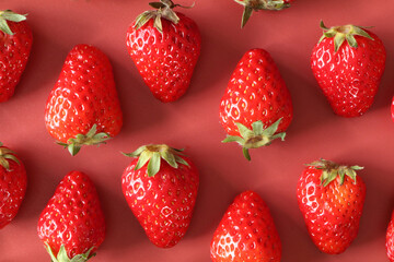 かわいいイチゴのイメージ素材（シンプル赤背景）