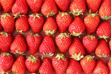 かわいいイチゴのイメージ素材（シンプル赤背景）