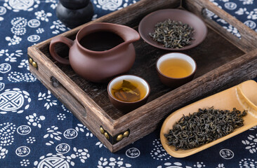 Obraz na płótnie Canvas cup of tea and teapot on wooden table