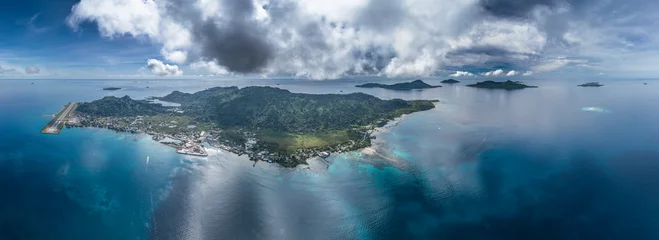 Tuinposter The remote pacific island of Chuuk / Truk is part of the Federated States of Micronesia. © Stuart