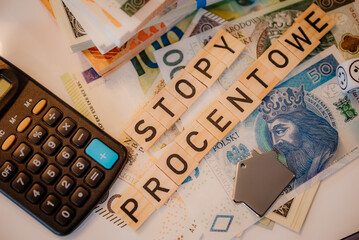 Napis stopy procentowe na tle banknotów © rozentuzjazmowany