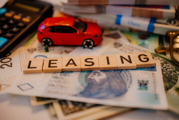 Napis Leasing na tle banknotów © rozentuzjazmowany
