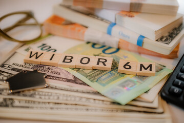 Napis wibor 6m na tle banknotów