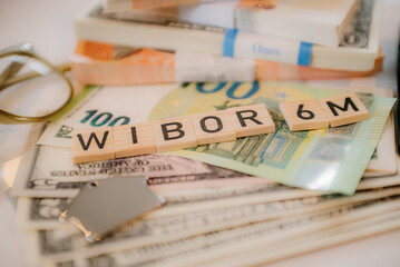 Napis wibor 6m na tle banknotów