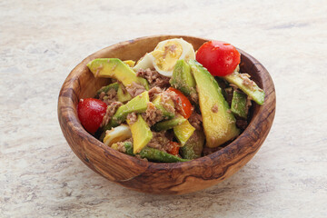 Salad with tuna and avocado
