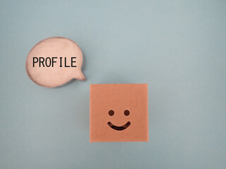 吹き出しにプロフィールPROFILEの単語とニコニコ笑顔のイメージ