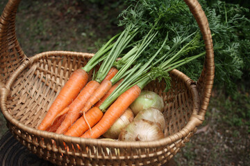 葉付き人参と玉ねぎとザル