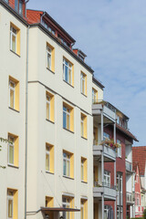 Fototapeta na wymiar Weisses modernes Wohnhaus, Mehrfamilienhaus, Bremen, Deutschland