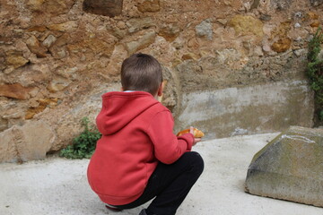 enfant qui manche un croissant