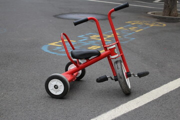 tricycle dans cours de récréation