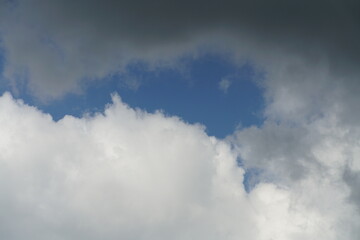 Dichte und kompakte Bewölkung aus unterschiedlich geformten  Wolken am morgendlichen Himmel