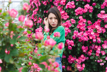 Naklejka premium バラ園にいるロングヘアの女性