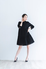 Fototapeta premium 黒いワンピースを着たクールな女性