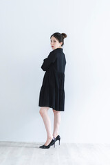 Fototapeta premium 黒いワンピースを着たクールな女性