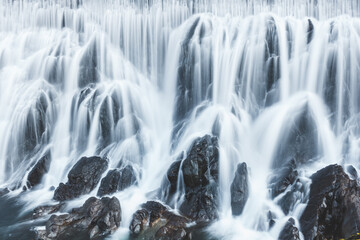 Fototapeta na wymiar 綺麗な自然の水の滝