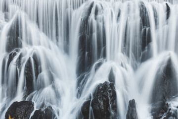 Naklejka na ściany i meble 綺麗な自然の水の滝
