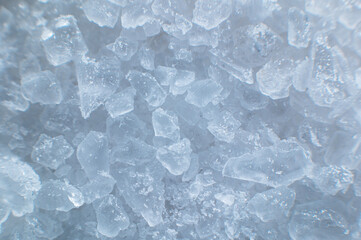 Obraz premium Coarse white iodized salt. Detailed background texture Macro close-up. Salt crystals of different sizes