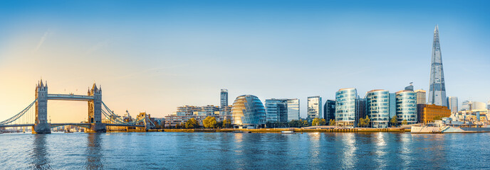panoramic view at the skyline of london during sunrise - obrazy, fototapety, plakaty