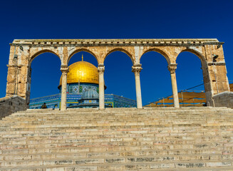 Fototapeta na wymiar Jerusalem, Israel - June 10 2019: View of the imposing Dome of the Rock through an arch