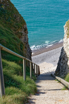 Acc&egrave;s &agrave; la plage depuis le fond de la Valleuse D'antifer en Normandie dans la Seine Maritime