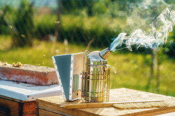 Smoke beekeeper for processing bees by smoke.