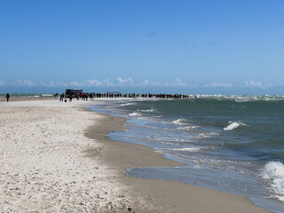 Menschenmenge an der Nordspitze Dänemarks in Skagen 