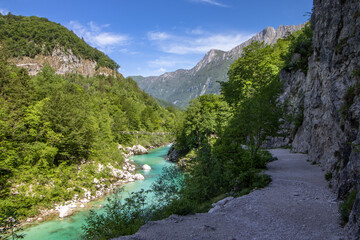 Fototapeta na wymiar Der slowenische Fluss Soca vor wunderbarem Bergpanorama