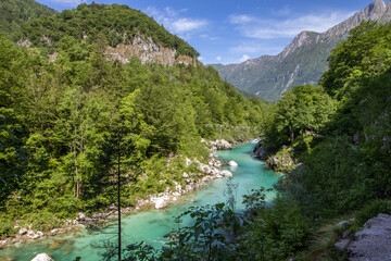 Fototapeta na wymiar Der slowenische Fluss Soca vor traumhaftem Bergpanorama
