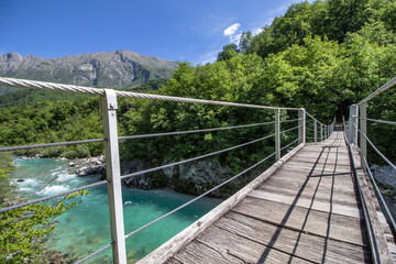 Holzbrücke im Soca-Tal in Slowenien