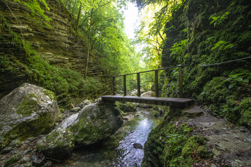 Holzbrücke beim Kozjak Wasserfall in Slowenien