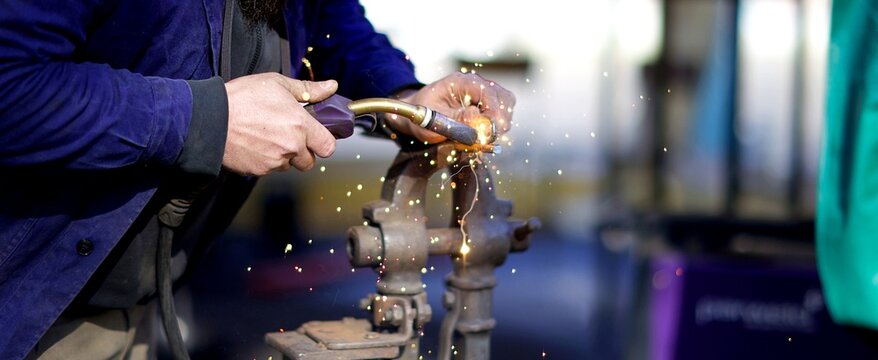 Soudeur soudure travail chalumeau ferronnerie - artisan artisanat travailleur homme