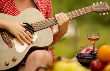 Femme guitariste instrument musicien folk musique
