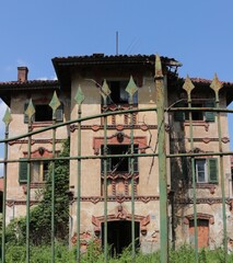 Italy, Lombardy: Old abandoned house.